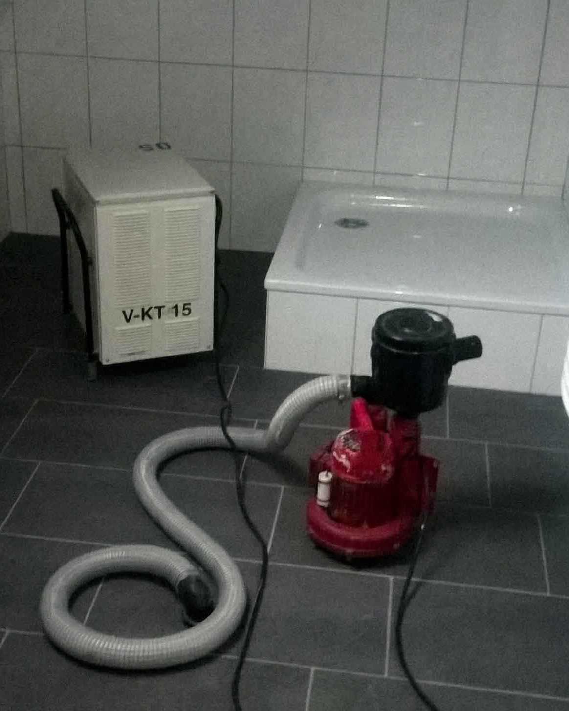 Spezialpumpe und Wassersauger im Bad